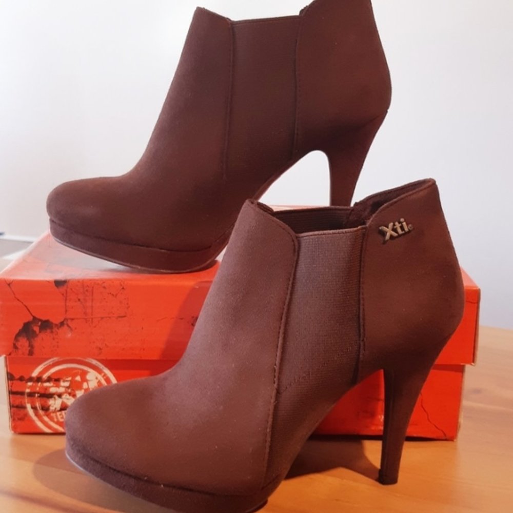 Chocolate color Suede Booties